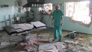 Un médecin libyen dans une salle d'opération détruite lors de combats