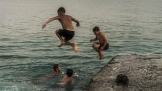 Un grupo de niños nada en el Mar Negro de Abjasia