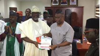 Senator Dino Melaye dey pick im govnorship form