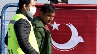 トルコのディキリ港で警察に誘導される移民(3日)