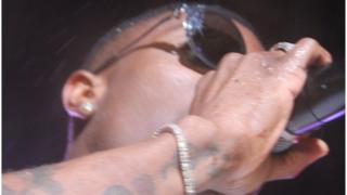 Mwanamziki chipukizi wa Nigeria, Ayodeji Ibrahim Balogun maarufu kwa jina Wizkid, akitumuiza jijini Nairobi, Kenya