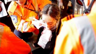 急救人员在现场为女生包扎。