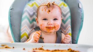 Bebê sujo de comida