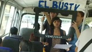 Ante lo polarizado que está el mercado de la información del país, unos periodistas tratan de ofrecer a los usuarios de los autobuses noticias sin posturas editoriales.