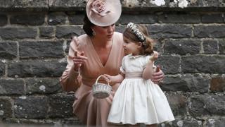 Принцесса Шарлотта с герцогиней Кембриджской