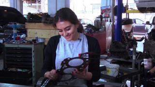 دختر لبنانی که مکانیک خودرو است