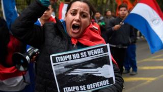 Una ciudadana protesta en Asunción por el acuerdo.