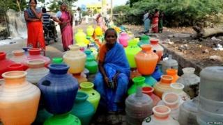 પાણી માટે રાહ જોતાં મહિલા