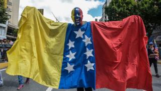 Maduro karşıtları Caracas'ta gösteri düzenledi.