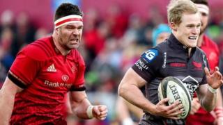 Scarlets scrum-half Aled Davies outpaces Munster captain Billy Holland at Thomond Park