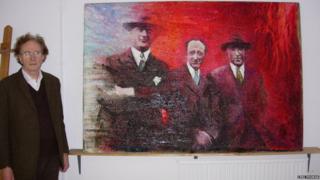 Ifor Davies gyda'i lun o Lewis Valentine, Saunders Lewis a D.J. Williams yn 2007