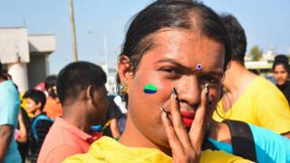 "நாங்கள் இரண்டாம் தர குடிமக்களா?" - மத்திய அரசின் சட்டத்தை எதிர்க்கும் பாலினம் மாறியோர்