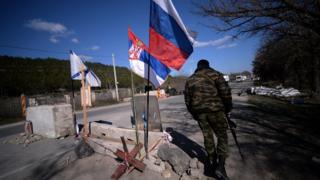 Na jednom od kontrolnih punktovan na putu za Sevastopolj zajedno stoje srpska, ruska i zastava ruske mornarice, 13. mart 2014. godine.