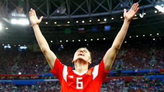 Denis Cheryshev con los brazos en alto
