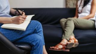 Dos mujeres en una consulta del psicólogo
