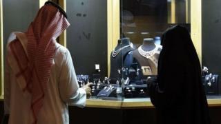 زوج سعودی در حال تماشای ویترین طلافروشی