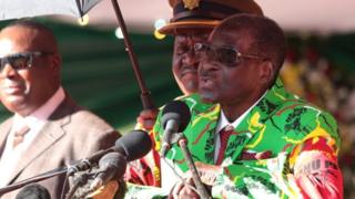 Robert Mugabe wuxu ku booriyey kuwa doonaya in hogaanka uga dambeeyaan in ay samraan