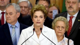 弾劾決議で職務停止処分となったルセフ大統領は、政府が「サボタージュされている」と国民に訴えた(12日)