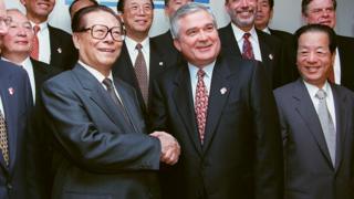 江澤民(左)與錢其琛(右)在萬國商業機器(IBM)紐約總部參觀(31/10/1997)