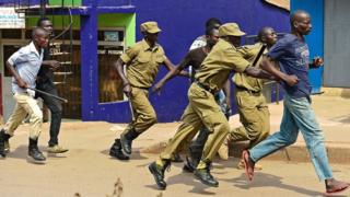 Igipolisi ca Uganda gifashe abakwa kwigaragamvya mu matora yo mu 2016