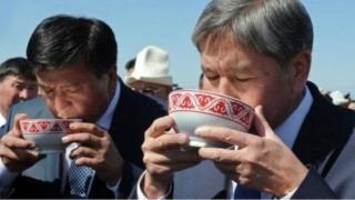 Алмазбек Атамбаев 2017-жылы 24-ноябрда президенттик кызматты Сооронбай Жээнбековго өткөрүп берген