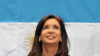 Cristina Fernández de kirchner gobernó durante dos periodos de 4 años. Aunque suscita fuerte críticas por la mayoría de argentinos, un 30% mantiene una fuerte afiliación.
