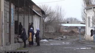Биз Казакстан менен чек аралаш Кыргызстандын Дружба айылында болдук. Бул айылдагы төрт үйдө Казакстандан келген дунган улутундагы жетимиш тургун убактылуу жашап жатыптыр