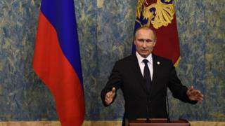 パリのCOP21に出席し記者会見するプーチン露大統領(11月30日)
