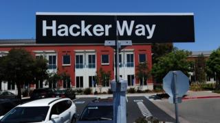 Знак Hacker Way ("дорога хакеров") на парковке возле головного офиса Facebook, Калифорния, 15 мая 2012 года.