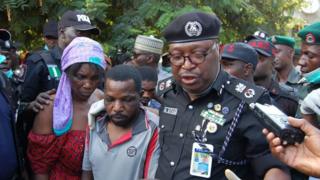 Kwamishinan 'yan sandan jihar kano CP Ahmed Iliyas tare da wasu da ake zargi da yin garkuwa da yara dahga kano zuwa jihar Anambra