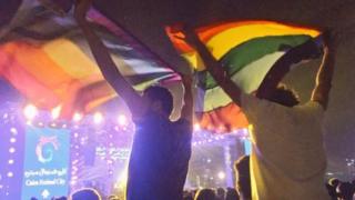 Изображение, опубликованное в социальных сетях, предположительно, показывает, что два человека держат радужные флаги на концерте Машру Лейлы в Каире 22 сентября 2017 года