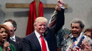 Donald Trump alza el brazo con Don King
