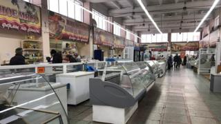 На местном рынке много свободных прилавков и павильонов
