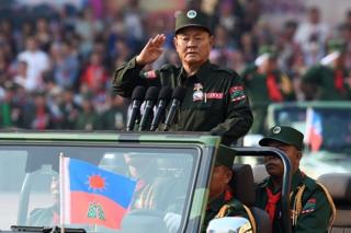 စစ်ရေးပြ အခမ်းအနားမှာ တက်ရောက်လာတဲ့ ဝတပ်ဖွဲ့ခေါင်းဆောင် ဦးပေါက်ယူချမ်း