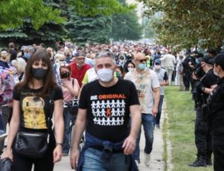 Die Polizei bewacht, als Demonstranten in Sarajevo, Bosnien, marschieren. Foto: 16. Mai 2020