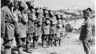 Группа индийских солдат проводит тренировку противогаза