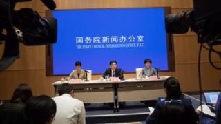 中国国务院港澳事务办公室新闻发言人杨光(中)、徐露颖(右)在北京会见记者(6/8/2019)