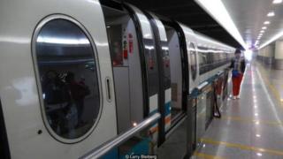 Ga tàu nằm ở giữa sân bay quốc tế Phố Đông.