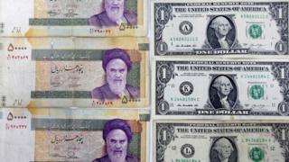 Изображение крупного плана иранских банкнот риала и однодолларовых банкнот США