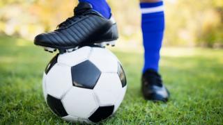 Futbolista con una pelota.