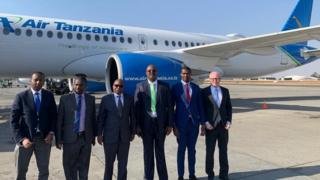 Naibu Waziri wa Mambo ya Nje wa Tanzania Dkt Damas Ndumbaro (katikati)pamoja na maafisa wengine kabla ya ndge kuondoka kuelekea Tanzania