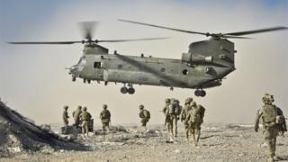 Британские солдаты приближаются к вертолету "Чинук" в районе Нахрэ Сарадж, провинция Гильменд, Афганистан