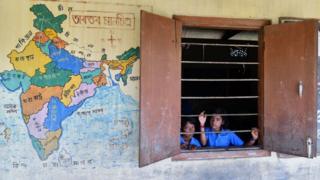 করিমগঞ্জের অবস্থান বাংলাদেশের একেবারে সিলেট সীমান্ত ঘেঁষে।