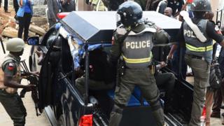 Awọn olopaa ni iwaju ile ejo ni eko