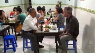 Cựu Tổng thống Barack Obama ngồi ăn bún chả với ông Anthony Bourdain tại một nhà hàng ở Hà Nội hồi tháng 5/2016.