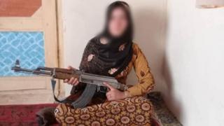 Imagen de niña afgana con una pistola