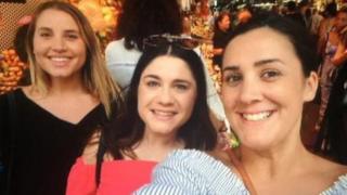 Julia Monaco arkadaşlarıyla
