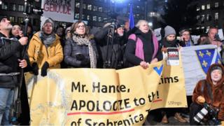 Göstericiler, "Handke, Srebrenitsa kurbanlarından özür dile" yazılı pankart taşıdılar