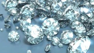 Un montant jusqu'à... 35.000 fois supérieur au prix d'achat de cette élégante bague surmontée d'une pierre blanche en forme de coussin.