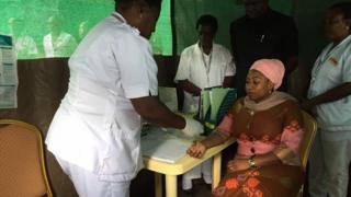 Des députés tanzaniens participent au dépistage du VIH